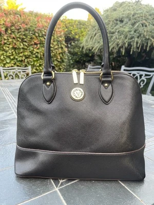 Cartera Anne Klein New Recruits Dome en color negro.  Foto 1 de 4