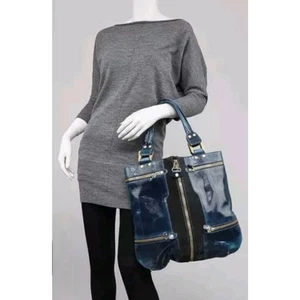 Auténtico bolso de mano grande Mona de charol líquido azul Jimmy Choo con bolsa para el polvo - Imagen 1 de 18