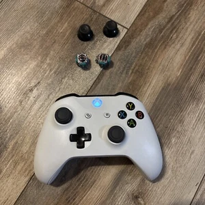 Microsoft Xbox One Wireless Controller White Model 1708 Brand New Sticks & Caps! - Picture 1 of 7