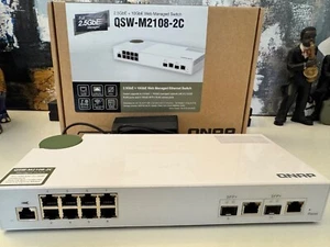 Commutateur Ethernet QNAP QSW-M2108-2C entièrement géré (2 x 10 GbE et 8 x 2,5 GbE) - Photo 1/2