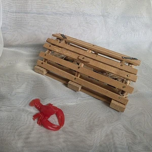 Mini Holz Karabiner Deko mit roter Hummer Figur Maritim Küste Display - Bild 1 von 11