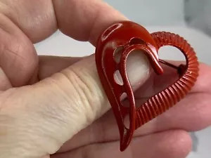 Spilla in metallo vintage rosso testurizzato contorno cuore San Valentino M-1921 - Foto 1 di 3