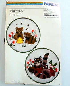 Kit de aros bordados Bernat Forest Play Crewel S09277 Bear Raccoon Cubs de colección 1979 - Imagen 1 de 7