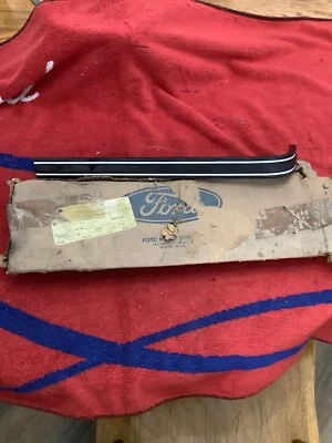 Almohadilla de parachoques delantera derecha Ford Mustang II 1976-78 D6ZZ-17K832-A como nueva de Lote Antiguo Foto 1 de 4