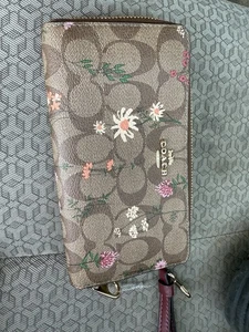 Coach Women's Wallet Brand New with Tags Beautiful Wallet Was MyMothers Not Used - Picture 1 of 3