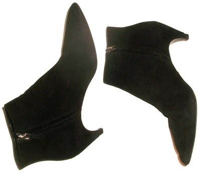 Botines puntiagudos de gamuza negra con cremallera lateral de tacón bajo PRADA 39,5 M 9,5 M $850 Foto 1 de 4