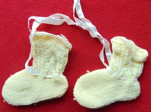 VINTAGE HAND KNITTED YELLOW BABY BOOTIES WITH SATIN RIBBONS - Picture 1 of 7