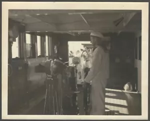 Puente de barco marinero timonel filmado por hombre cámara original barco instantánea marítima - Imagen 1 de 1