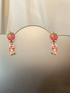 Pendientes de rarezas hechos a mano perforados inusual pastel corto de fresa NUEVO - Imagen 1 de 5