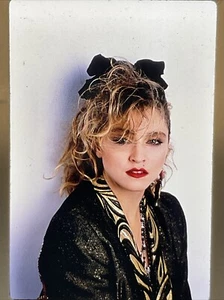 1985 MADONNA ALLA DISPERATA RICERCA DI SUSAN FOTO 35MM PELLICOLA A COLORI DIAPOSITIVA - Foto 1 di 3