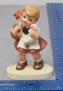 Statuina in ceramica dipinta a mano Lefton Girl Holding Bunny, TWDO2539 - Foto 1 di 9