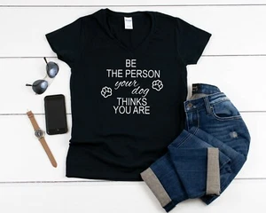 Cuello en V de mujer Sé la persona que tu perro piensa que eres Camiseta Animal Perro Mamá - Imagen 1 de 3