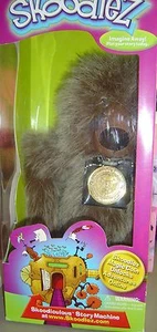 SAMMLERSTÜCK SKOODLEZ Bär BOON Rentner PLÜSCHTIER Stofftier SPIELZEUG Sammeln NEU - Bild 1 von 8