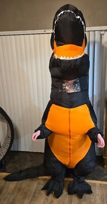 Enorme disfraz de dinosaurio inflable negro Foto 1 de 4