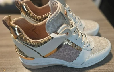 MICHAEL KORS GEORGIE TRAINER LOGO WEDGE SIZE 9.5 SNEAKER (MJ21K) MK GOLD LOGO & - Image 1 of 4