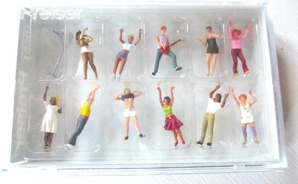 HO Preiser 10551 ELEVEN ROCK CONCERT FIGURES: Artists and Fans (Color Way # 2 ) - Image 1 of 1