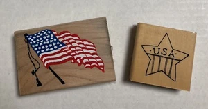 Dos Estampillas de Goma de Madera Patriótico Bandera de EE. UU. Estrella Artesanía Libro de recortes Nuevo - Imagen 1 de 3