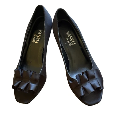 Zapatos de salón negros satinados para mujer Peep Toe Vaneli di notte 5,5 M suela de cuero estilo VNTG Foto 1 de 4