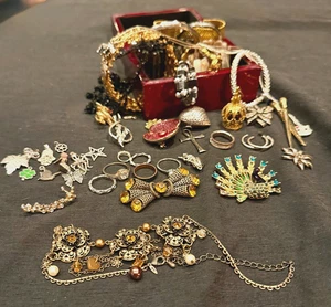 Collares, anillos, broches de bisutería vintage surtidos tono oro y plata - Imagen 1 de 8