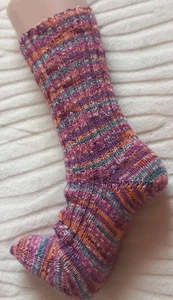 Selbstgestrickte Socken Gr 41 Lila. Bunt. Schurwolle 75 %. Polyamid 25 % - Bild 1 von 1