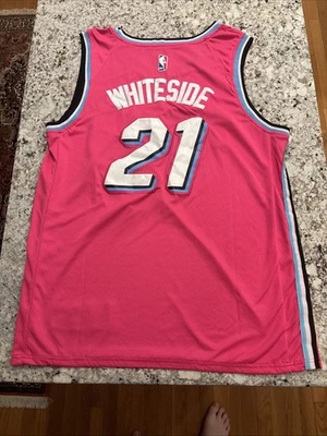 Camiseta Miami Heat Hassan Whiteide Nike Sunset Vice NBA Rosa Talla 50 (XL) Foto 1 de 4