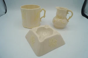 LOTE DE 3 CENICERO Y TAZA CINTA CREMA PORCELANA BELLEEK - Imagen 1 de 9