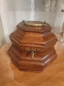 Mid 20th Century Williamsburg Kittinger Octagonal Tea Caddy - Picture 1 of 12