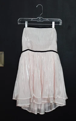 Free People 粉色雏菊无肩带迷你连衣裙分层黑色天鹅绒装饰 S 码派对 — 第 1/4 张图片