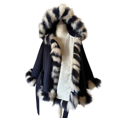 Abrigo con capucha azul marino con cinturón y ribete de piel de zorro Foto 1 de 4