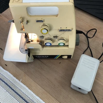 丰田 3 螺纹叠锁缝纫机型号 6300。 经电源测试 — 第 1/4 张图片