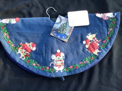 "Falda de árbol de Navidad con cuentas CYNTHIA ROWLEY 24"" ratones y vid de acebo" Foto 1 de 4