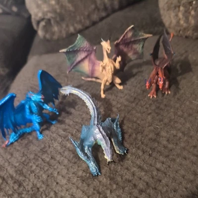 Lote de 4 bonecos de brinquedo de dragão estatuetas aladas criaturas plásticas míticas lote - Imagem 1 de 4