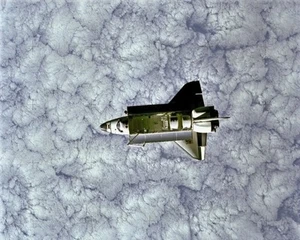 Neu 8x10 NASA Foto: Space Shuttle Orbiter Challenger über der bewölkten Erde - Bild 1 von 1