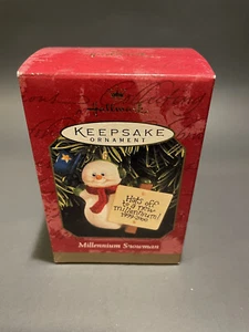Hallmark Andenken Ornament 1999 Hut ab vor dem neuen Jahrtausend Schneemann mit Box - Bild 1 von 4