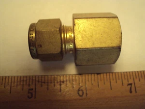 B-600-7-6 Swagelok brass female connector; 3/8 tube x 3/8 fnpt - Bild 1 von 1