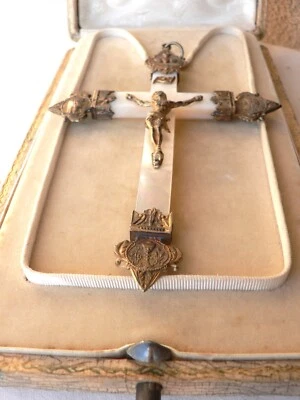 Antico crocifisso pendente in madreperla e argento vermeil - Francia - XIX sec. - Immagine 1 di 4