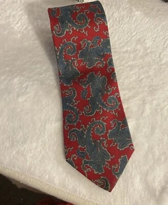 Geoffrey Beene Red Green Paisley 100% Imported Italian Silk Tie Made USA - Picture 1 of 5