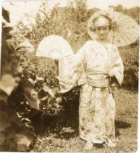 1927 Littlest Japanese Costume Geisha Girl Parasol Fan in Garden - Picture 1 of 1