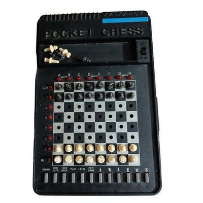 Juego de computadora de ajedrez de bolsillo Kasparov Plus entrenador portátil Saitek completo de colección  Foto 1 de 4