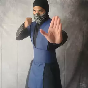 Mortal Kombat Blue Ninja Warrior Pleather Wappenrock Weste & Schärpe in verschiedenen Größen - Bild 1 von 3