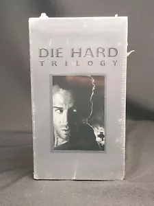 Factory Sealed 1996 Die Hard Trilogy THX VHS 3 Tape Box - Bruce Willis (NIB) NEW - Foto 1 di 5