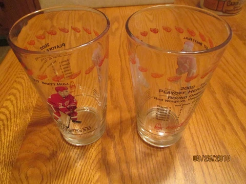 2 Detroit Red Wings Arbys 2003 Collectors Glass Steve Yzerman &  Brett Hull Cover