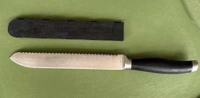 CUCHILLO DE PAN DE ACERO ALEMÁN CHEF MIMADO - HOJA DENTADA FORJADA DE 9" - 1055 - RETIRADO Foto 1 de 4