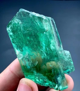 274 Karat Kunzit Kristall aus Afghanistan - Bild 1 von 14