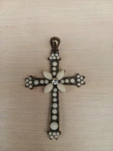 Beau pendentif croix en métal blanc cuivré et pierres blanches 3,6 cm X 6 cm - Picture 1 of 2