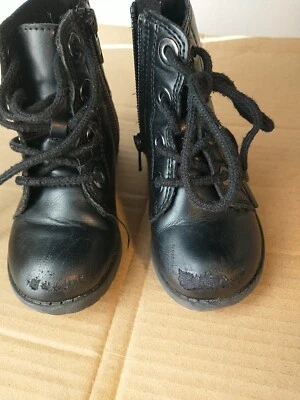 Botas de bebé Old Navy negras altas con cordones talla 6 cuero suave  Foto 1 de 4