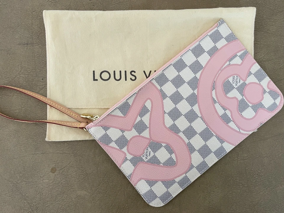 Bolso Louis Vuitton Pochette Muñequera y Polvo Azul Rosa Tahití Foto 1 de 4