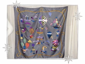 Très Joli Foulard Gris Motif Montgolfières 87 x 87 cm Lilii Be Fash!oned Neuf - Foto 1 di 6