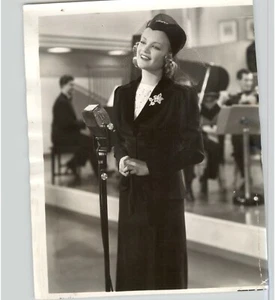Schauspielerin SIMONE SIMON Stars im Film "LIEBE UND ZISCHT" 1938 Pressefoto - Bild 1 von 2