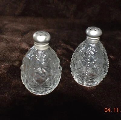 Antiguo salero y pimentero de vidrio cortado, tapas de ley de 2,6" de alto, hecho en EE. UU. Foto 1 de 4